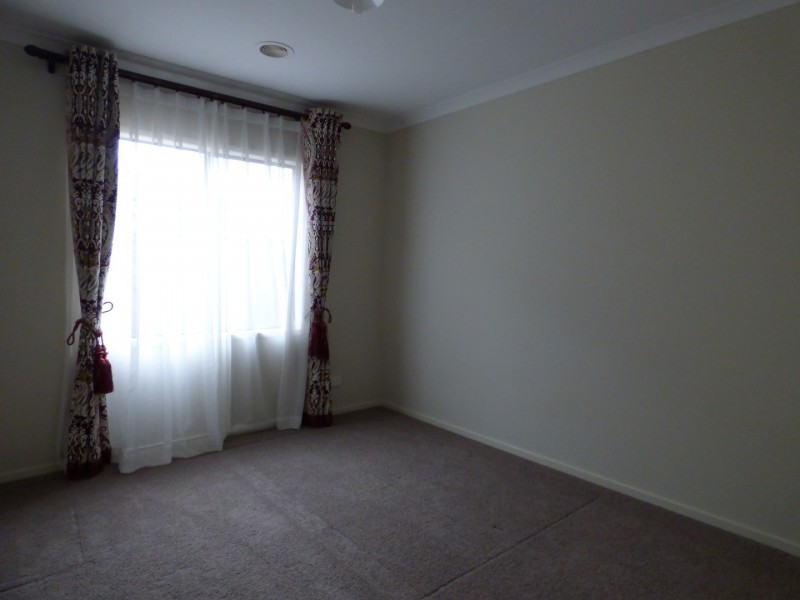 13 Fantail Crescent, Williams Landing VIC 3027