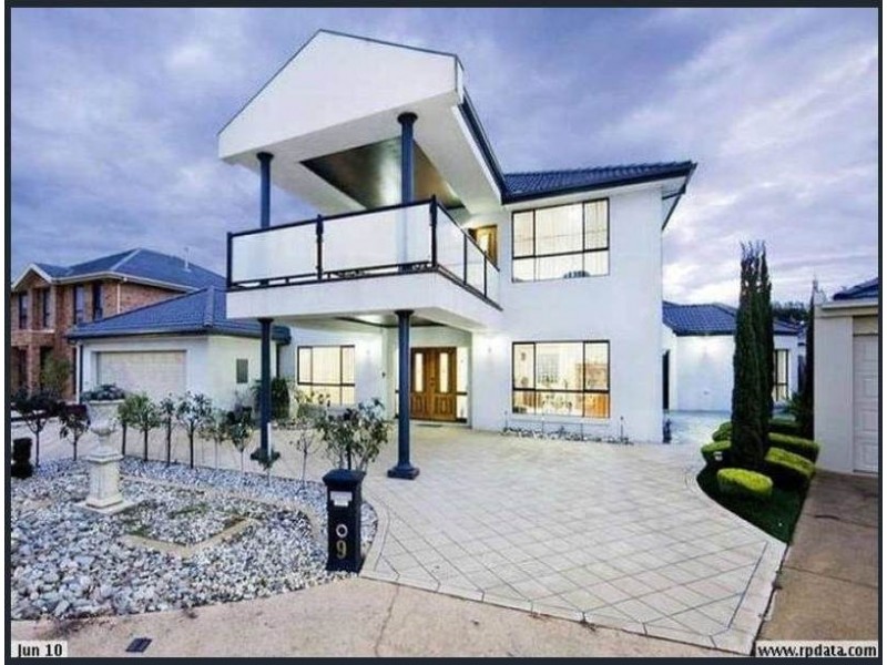 9 Watersun Court, Sanctuary Lakes VIC 3030