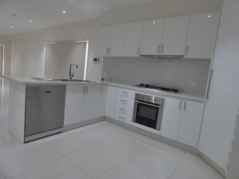 18 Treeleaf Avenue, Point Cook VIC 3030