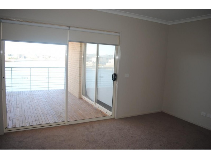 9 Rhode Island, Sanctuary Lakes VIC 3030