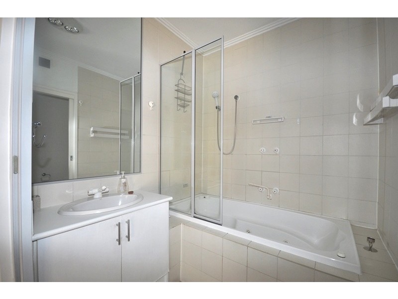 17/15 Beach Street, Port Melbourne VIC 3207
