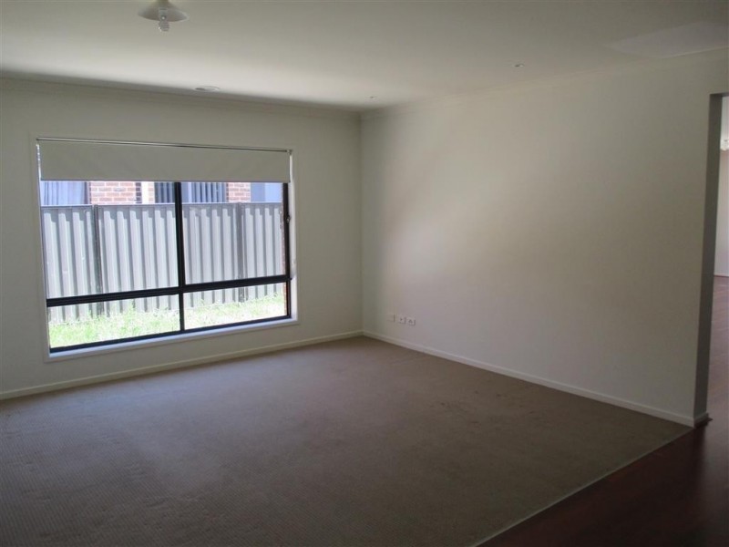 8 Eccles Vista, Point Cook VIC 3030