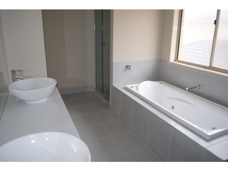 10 Rhode Island, Sanctuary Lakes VIC 3030