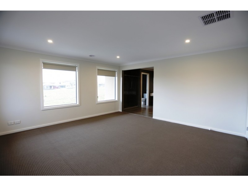 49 Noorat Place, Cranbourne North VIC 3977