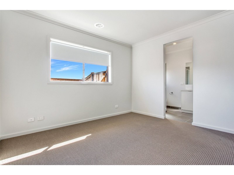 2 Tuncurry Road, Point Cook VIC 3030