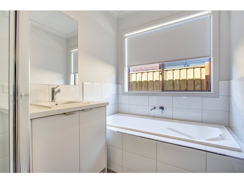 2 Tuncurry Road, Point Cook VIC 3030