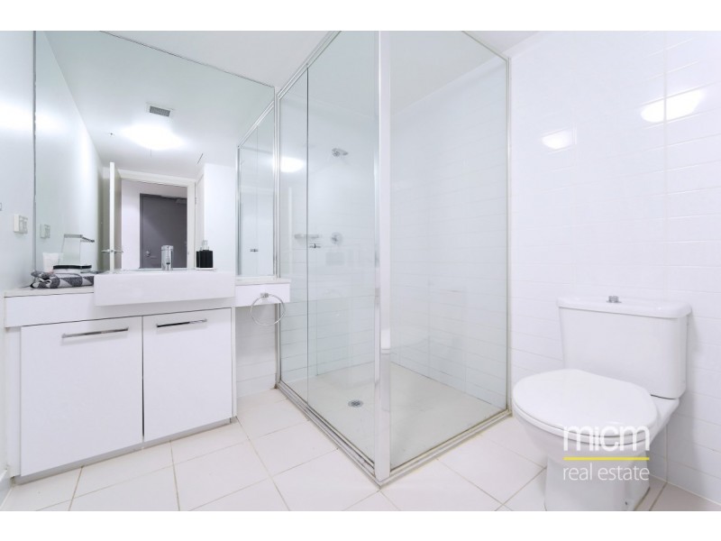 2405/100 Harbour Esplanade, Docklands VIC 3008