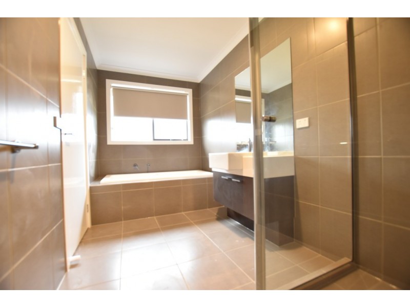 86 Karawarra Circuit, Cranbourne North VIC 3977