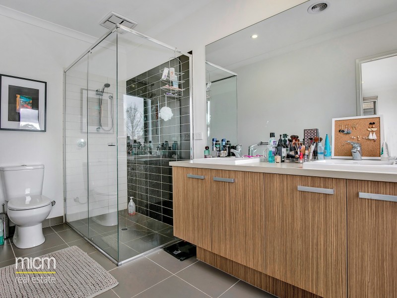 15 Broadbeach Circuit, Point Cook VIC 3030