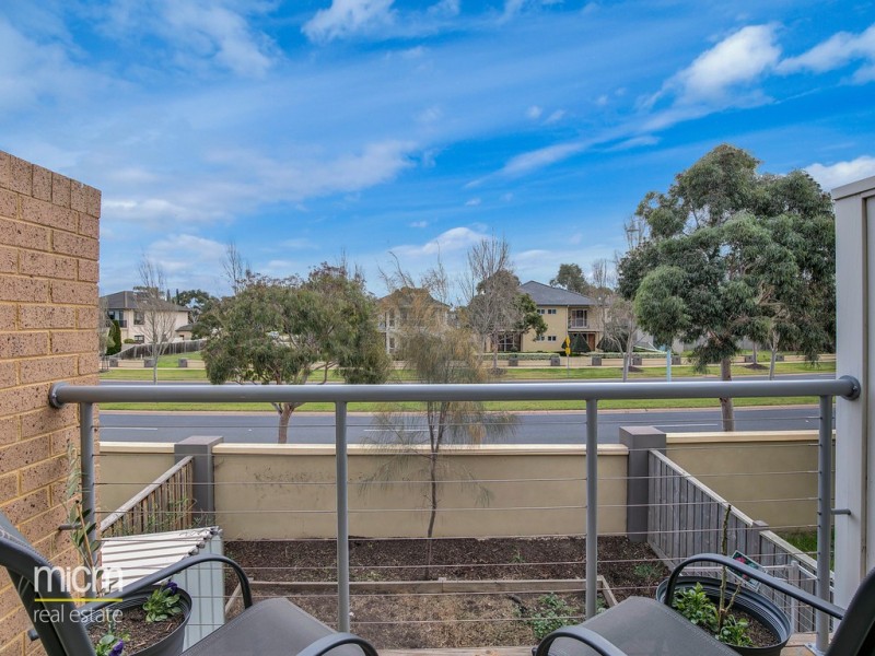 15 Broadbeach Circuit, Point Cook VIC 3030