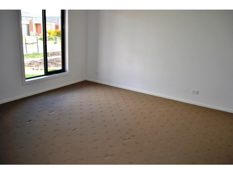 8 Millpond Drive, Point Cook VIC 3030