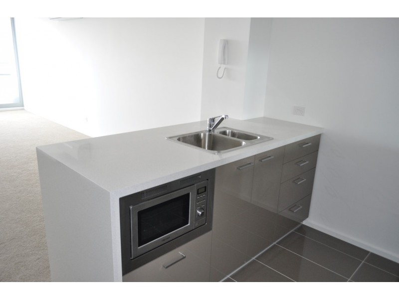 REF 102305/241 City Road, Southbank VIC 3006