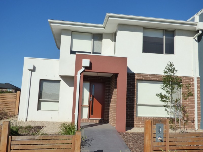 10 Swanview Walk, Point Cook VIC 3030