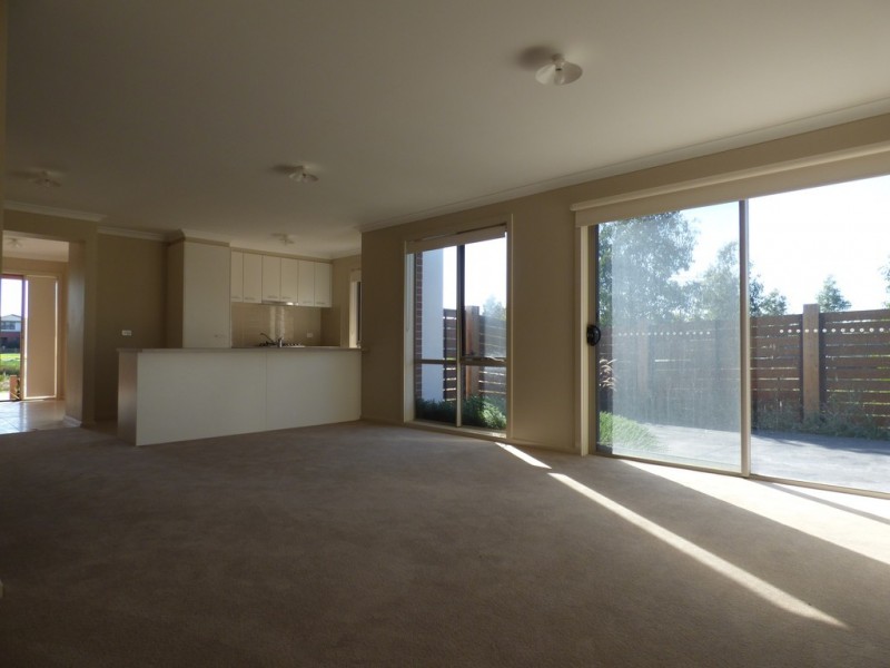 10 Swanview Walk, Point Cook VIC 3030