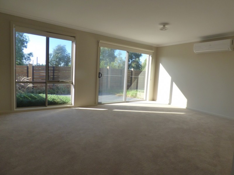 10 Swanview Walk, Point Cook VIC 3030