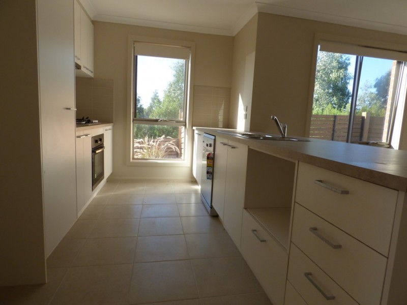 10 Swanview Walk, Point Cook VIC 3030