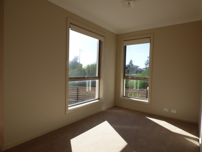 10 Swanview Walk, Point Cook VIC 3030