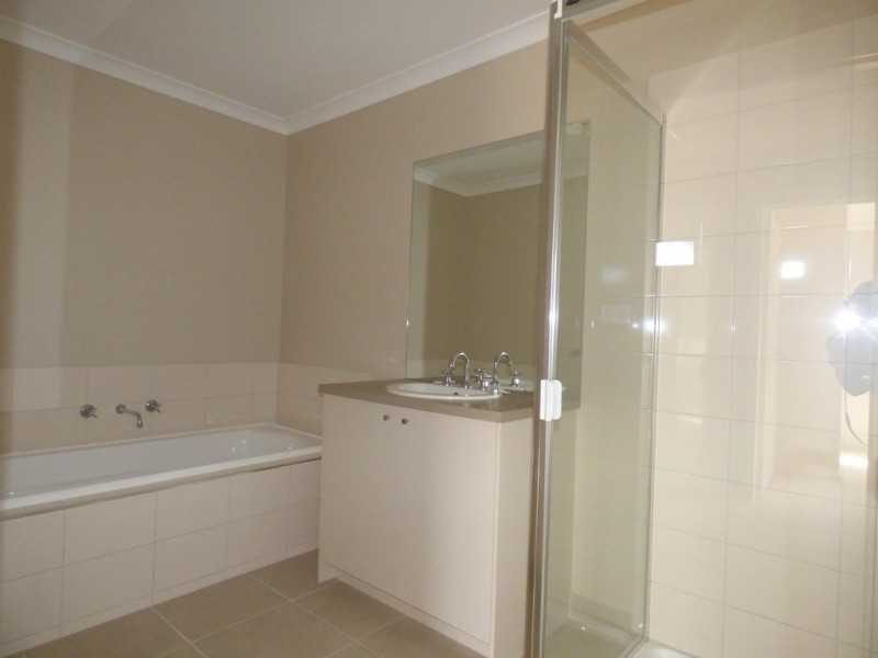 10 Swanview Walk, Point Cook VIC 3030