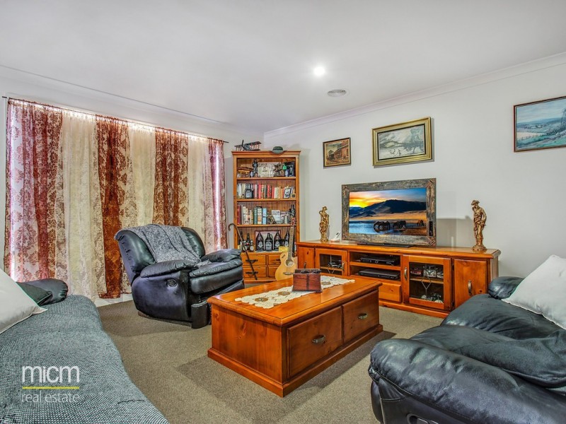 35 Martaban Crescent, Point Cook VIC 3030