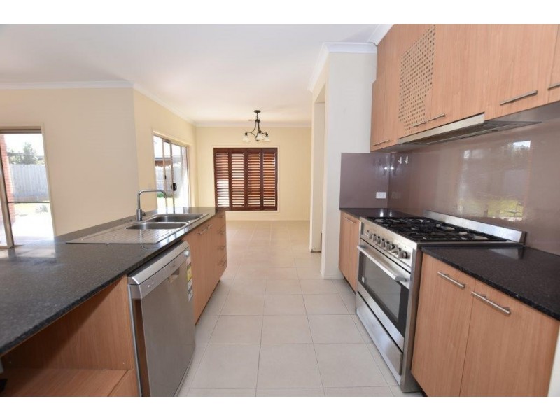 31 Whitetop Drive, Point Cook VIC 3030