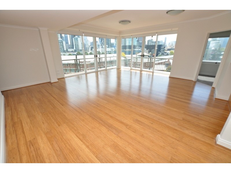 REF 120166/8 Wells Street, Southbank VIC 3006