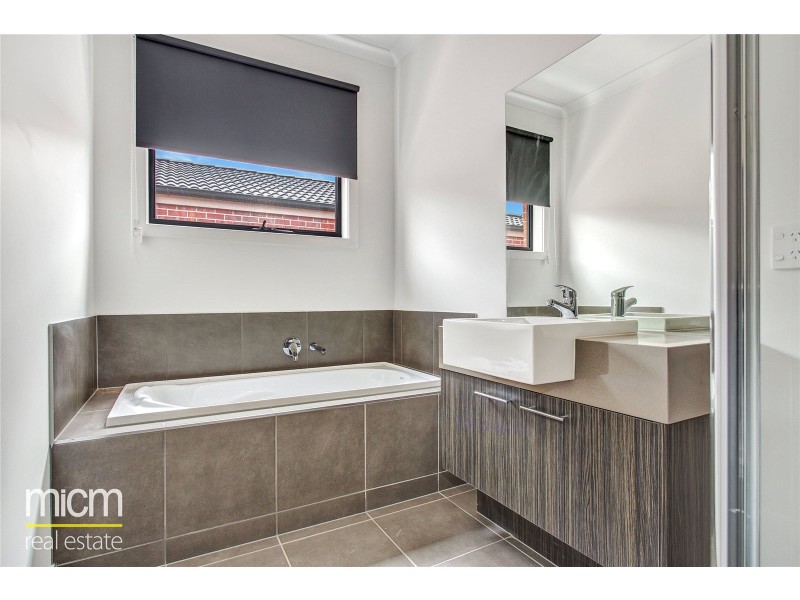 20 Rochester Grove, Truganina VIC 3029