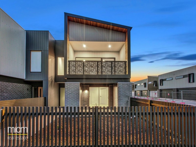 24 Broadside Walk, Point Cook VIC 3030