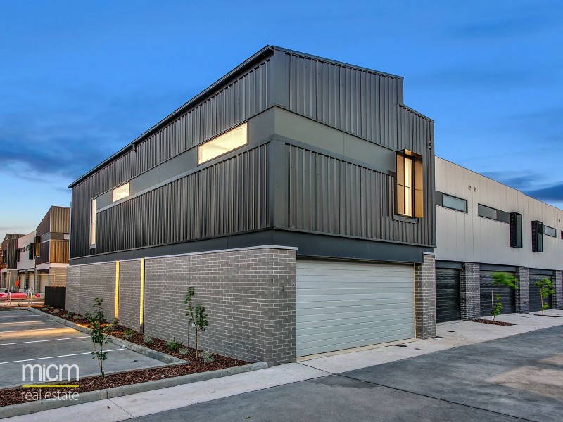 24 Broadside Walk, Point Cook VIC 3030