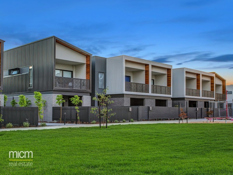 24 Broadside Walk, Point Cook VIC 3030