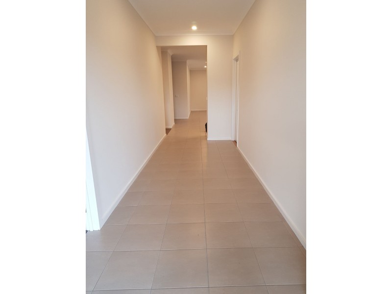 16 Sorrenberg Street, Point Cook VIC 3030