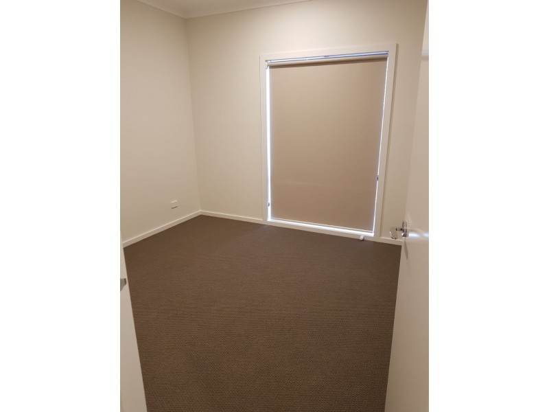 16 Sorrenberg Street, Point Cook VIC 3030