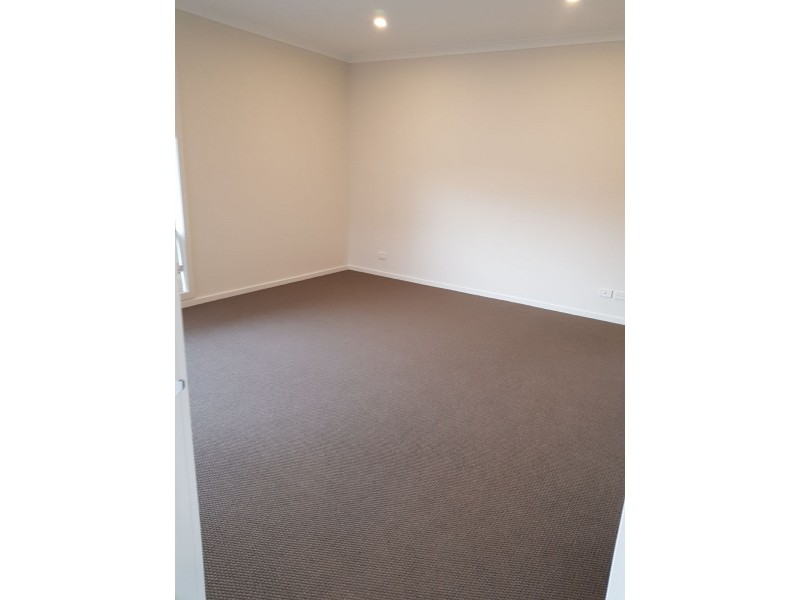 16 Sorrenberg Street, Point Cook VIC 3030