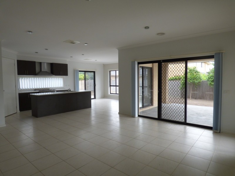 8 Foreshore Court, Point Cook VIC 3030