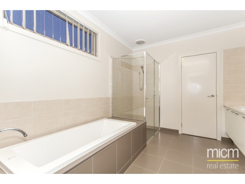 18 Umbrella Way, Point Cook VIC 3030