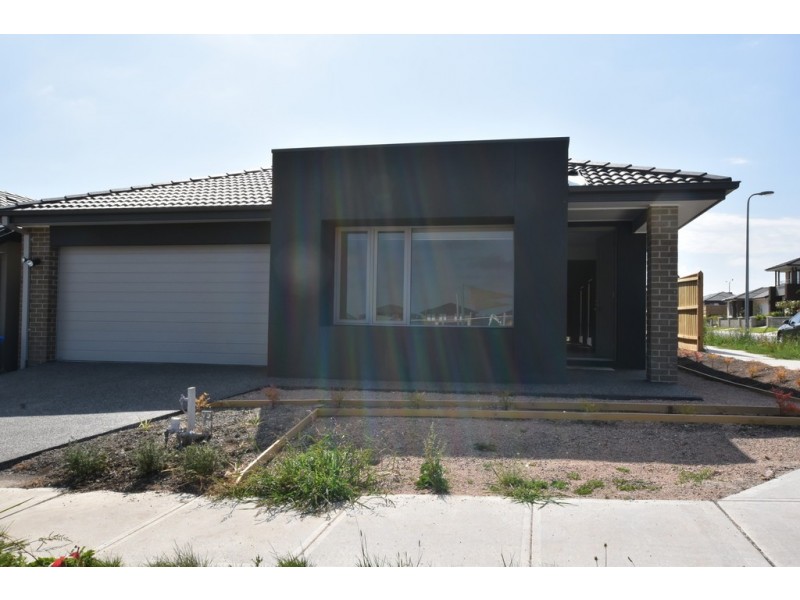 10 Benedore Way, Cranbourne North VIC 3977