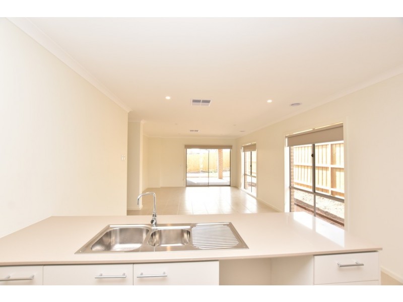 10 Benedore Way, Cranbourne North VIC 3977