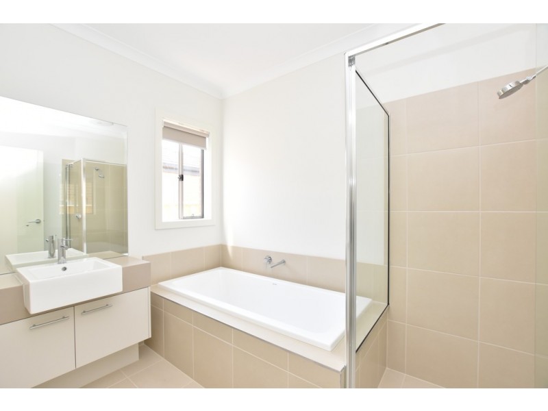 10 Benedore Way, Cranbourne North VIC 3977