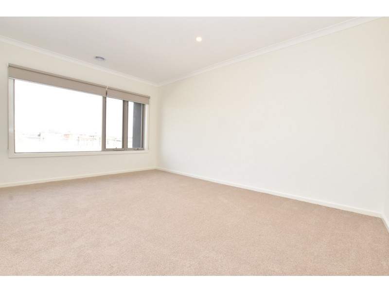 10 Benedore Way, Cranbourne North VIC 3977