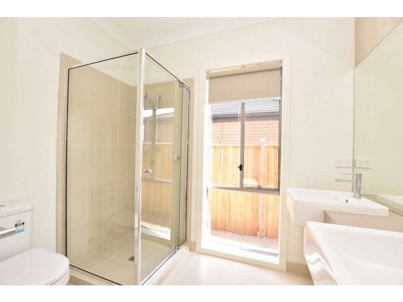 10 Benedore Way, Cranbourne North VIC 3977