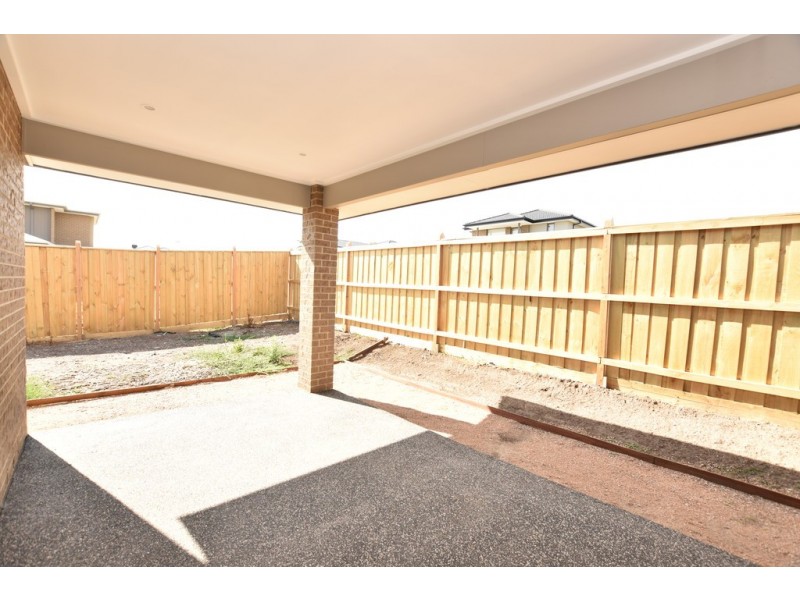 10 Benedore Way, Cranbourne North VIC 3977