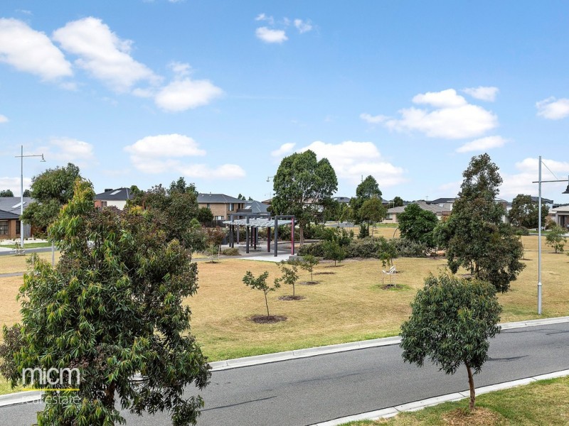 12 Whitetop Drive, Point Cook VIC 3030