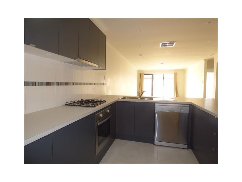 3 Peppermint Walk, Melton VIC 3337