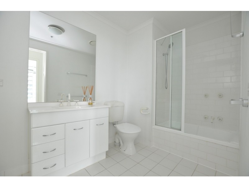 REF 020869/79 Whiteman Street, Southbank VIC 3006