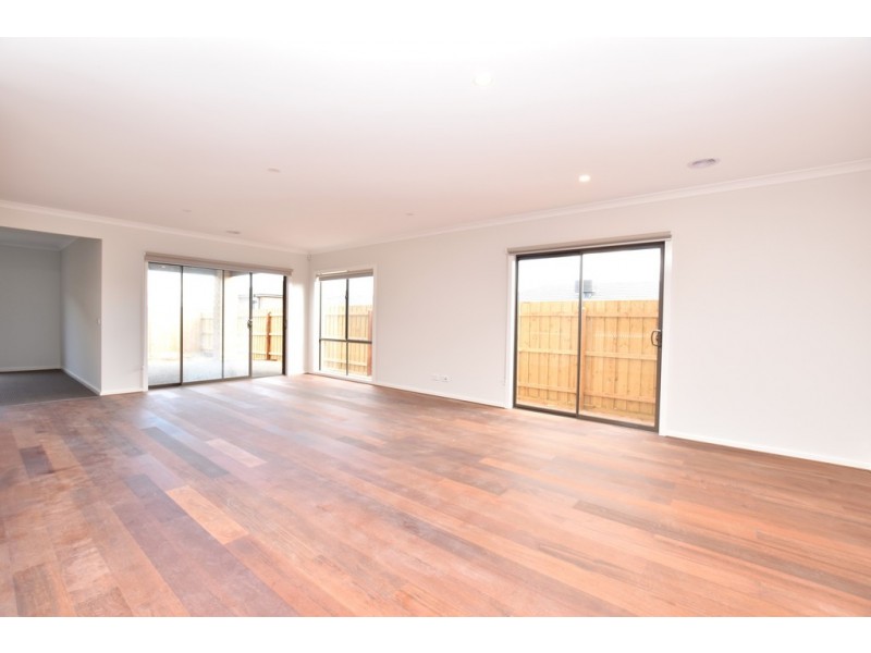 159 Wheelers Park Drive, Cranbourne North VIC 3977