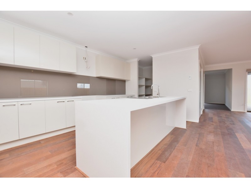 159 Wheelers Park Drive, Cranbourne North VIC 3977