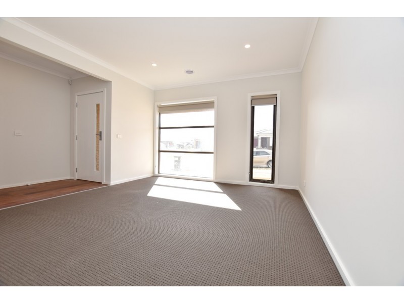 159 Wheelers Park Drive, Cranbourne North VIC 3977