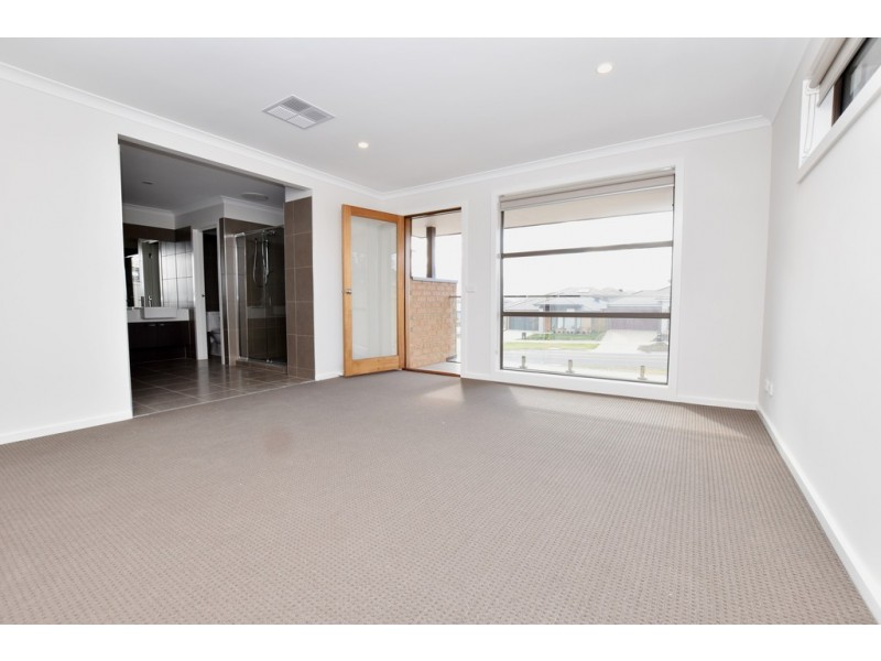 159 Wheelers Park Drive, Cranbourne North VIC 3977