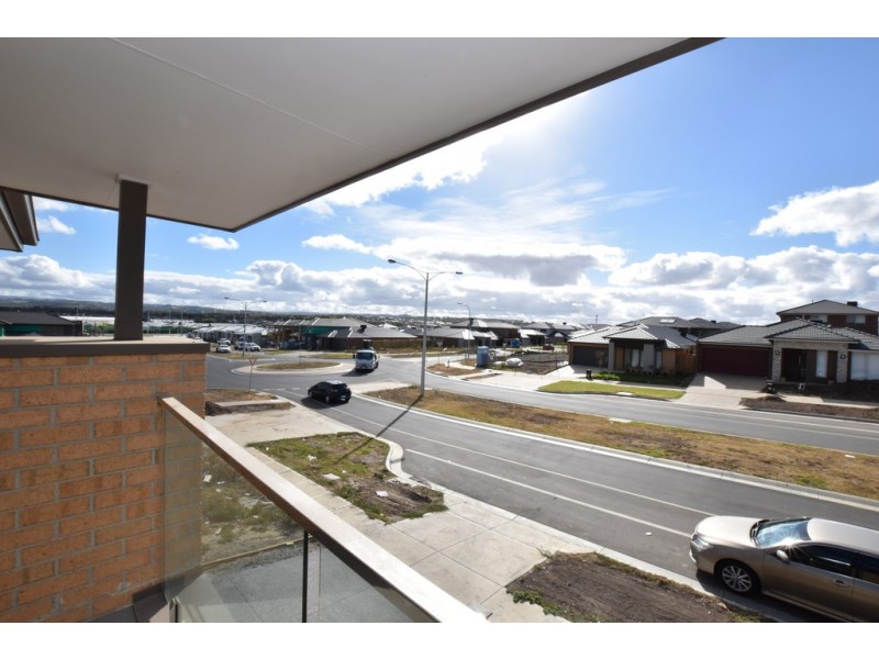 159 Wheelers Park Drive, Cranbourne North VIC 3977