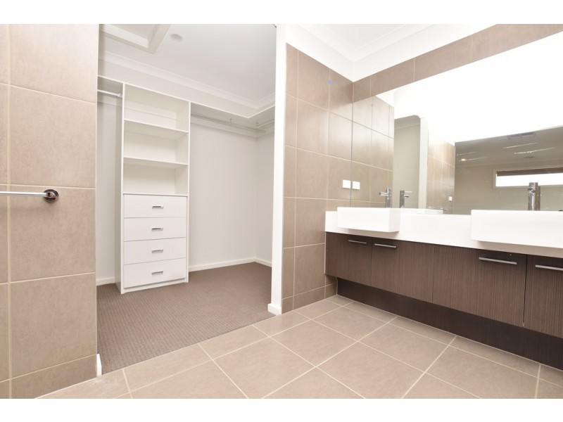 159 Wheelers Park Drive, Cranbourne North VIC 3977