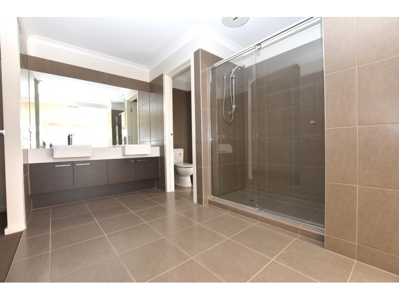 159 Wheelers Park Drive, Cranbourne North VIC 3977